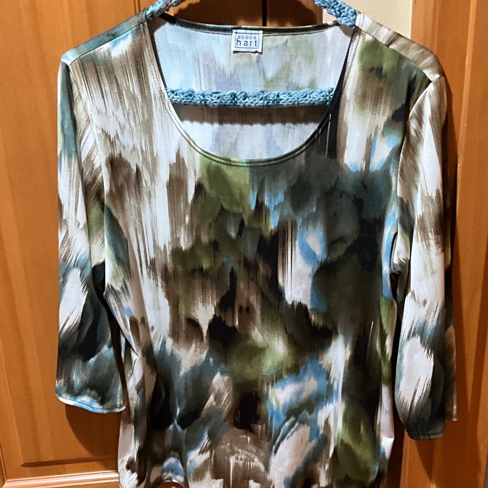 Lightweight polyester blouse. 3/4 sleeve